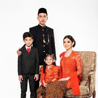 Kebaya yang dikenakan Selvi tampak senada dengan pakaian putrinya, La Lembah Manah. Anak kedua Selvi dan Gibran itu juga terlihat tampil mengenakan kebaya merah dan kain jarik batik berwarna coklat. Foto: Instagram/@riomotret