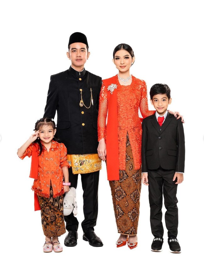 Sementara Jan Ethes, anak pertama Selvi dan Gibran tampil formal dalam balutan setelan jas berwarna hitam dan dasi merah. Penampilannya dilengkapi dengan sepasang sepatu hitam bertuliskan Boss. Foto: Instagram/@riomotret