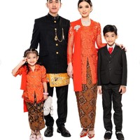 Sementara Jan Ethes, anak pertama Selvi dan Gibran tampil formal dalam balutan setelan jas berwarna hitam dan dasi merah. Penampilannya dilengkapi dengan sepasang sepatu hitam bertuliskan Boss. Foto: Instagram/@riomotret