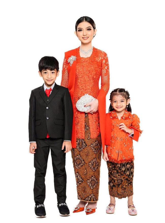 Berpose bersama kedua anaknya, Selvi Ananda tampil elegan dengan perhiasan berlian statement yang berkilauan. Mulai dari anting, kalung, hingga bros. Foto: Instagram/@riomotret