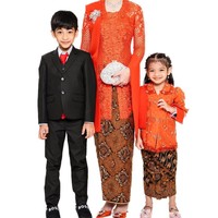 Berpose bersama kedua anaknya, Selvi Ananda tampil elegan dengan perhiasan berlian statement yang berkilauan. Mulai dari anting, kalung, hingga bros. Foto: Instagram/@riomotret