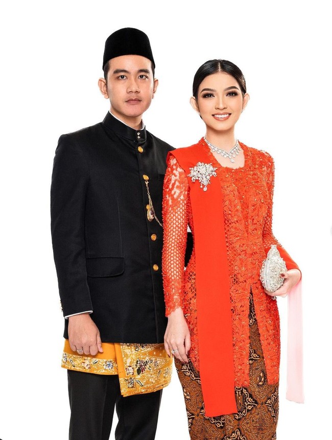 Penampilan Selvi juga semakin dipercantik dengan riasan glam look hasil tangan MUA Bennu Sorumba. Rambutnya tampak rapih tersanggul. Foto: Instagram/@riomotret