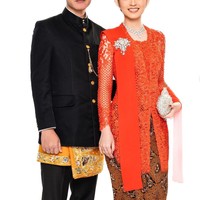 Penampilan Selvi juga semakin dipercantik dengan riasan glam look hasil tangan MUA Bennu Sorumba. Rambutnya tampak rapih tersanggul. Foto: Instagram/@riomotret