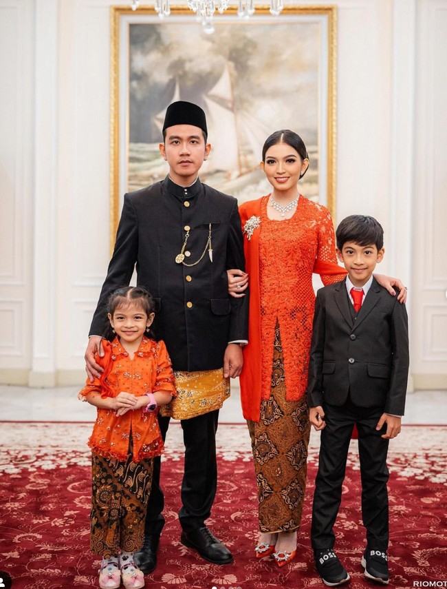 Setelah resmi dilantik menjadi Wakil Presiden RI periode 2024-2029 Gibran Rakabuming mengajak serta istri dan kedua anaknya untuk menjalani pemotretan keluarga. Pemotretan tersebut menjadi pemotretan keluarga perdana Gibran setelah menjadi Wapres RI. Foto: Instagram/@riomotret