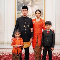 Setelah resmi dilantik menjadi Wakil Presiden RI periode 2024-2029 Gibran Rakabuming mengajak serta istri dan kedua anaknya untuk menjalani pemotretan keluarga. Pemotretan tersebut menjadi pemotretan keluarga perdana Gibran setelah menjadi Wapres RI. Foto: Instagram/@riomotret