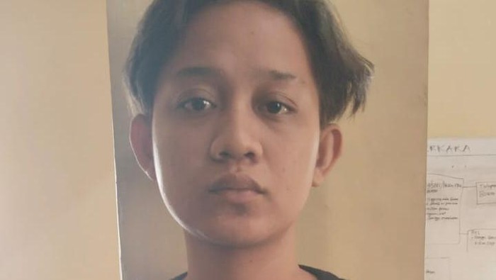 FS (18), wanita pelaku pemerasan teman dengan ancaman sebar video tak senonoh.