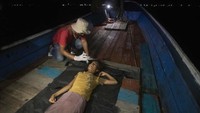 Petugas pun langsung turun memeriksakan kesehatannya.  