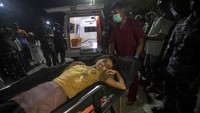 Tampak ia dibawa ke ambulans, Selasa (22/10/2024).  