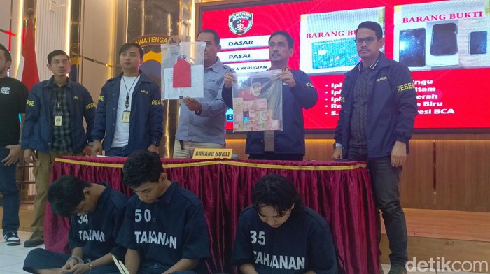 Polisi menunjukkan barang bukti pendanaan gangster di Semarang.