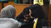 Model dan aktris tersebut datang didampingi oleh tim kuasa hukumnya.  