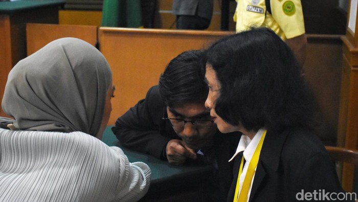 Gaya Paula Verhoeven Saat Hadiri Sidang Cerai Paula Verhoeven menghadiri sidang perdana cerai dengan Baim Wong di Pengadilan Agama Jakarta Selatan. Ia hadir bersama tim kuasa hukumnya.