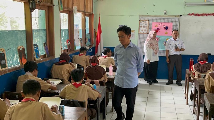 Wapres Gibran Rakabuming Raka meninjau uji coba program makan bergizi gratis di SMPN 270 Jakarta Utara (Jakut). Gibran didampingi Penjabat (Pj) Gubernur DKI Jakarta, Teguh Setyabudi, saat meninjau uji coba program makan bergizi gratis.