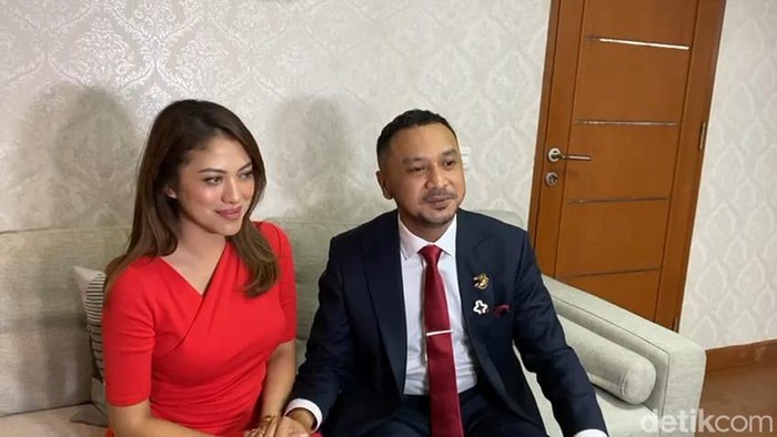 Giring Ganesha dan istri.
