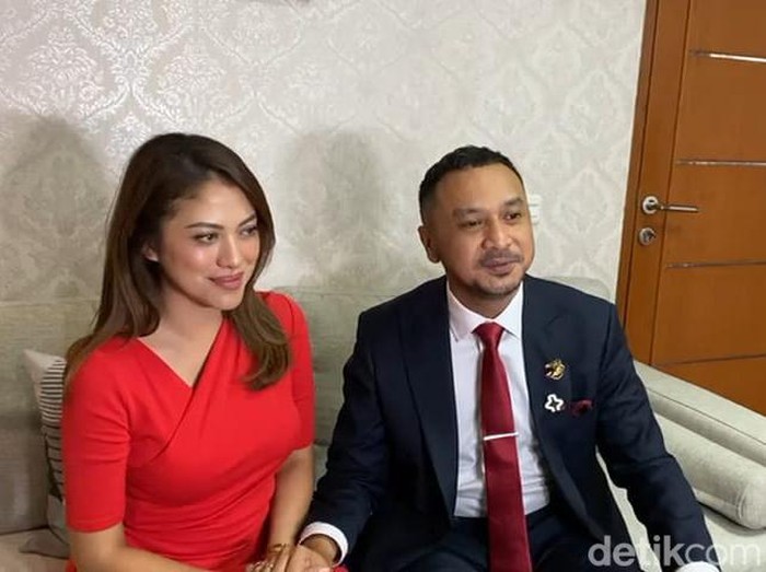 Giring Ganesha dan istri.