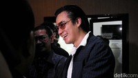 Kehadirannya langsung menjadi sorotan media dan publik yang telah menanti perkembangan kasus ini.  