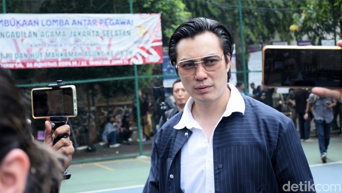 Baim Wong menghadiri sidang perdana perceraiannya di Pengadilan Agama Jakarta Selatan. Baim tak banyak bicara jelang sidang.