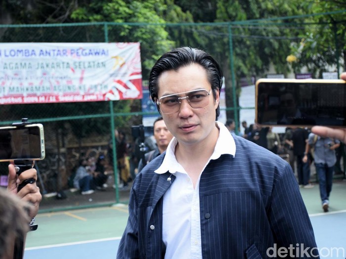 Hadiri Sidang Perceraian, Baim Wong Irit Bicara Baim Wong menghadiri sidang perdana perceraiannya di Pengadilan Agama Jakarta Selatan. Baim tak banyak bicara jelang sidang.