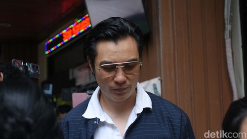 Baim Wong menghadiri sidang perdana perceraiannya di Pengadilan Agama Jakarta Selatan. Baim tak banyak bicara jelang sidang.