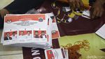 Melihat Sibuknya Petugas Pelipatan Surat Suara Pilkada Jakarta
