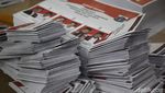 Melihat Sibuknya Petugas Pelipatan Surat Suara Pilkada Jakarta