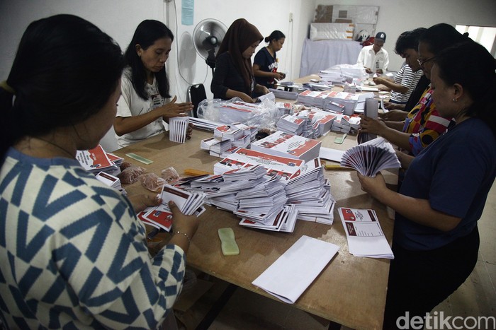 Petugas melipat surat suara di gudang logistik Komisi Pemilihan Umum (KPU) Jakarta Pusat, Kemayoran, Rabu (23/10/2024).