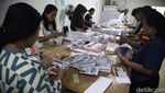 Melihat Sibuknya Petugas Pelipatan Surat Suara Pilkada Jakarta
