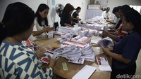 Jumlah tersebut sudah termasuk surat suara cadangan sebesar 2,5 persen. Pelipatan surat suara tersebut dilakukan oleh 80 petugas.   