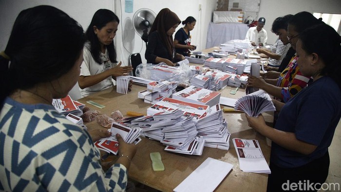 Petugas melipat surat suara di gudang logistik Komisi Pemilihan Umum (KPU) Jakarta Pusat, Kemayoran, Rabu (23/10/2024).