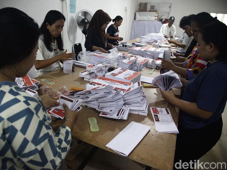 Melihat Sibuknya Petugas Pelipatan Surat Suara Pilkada Jakarta