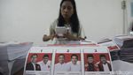 Melihat Sibuknya Petugas Pelipatan Surat Suara Pilkada Jakarta