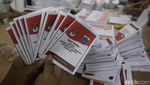 Melihat Sibuknya Petugas Pelipatan Surat Suara Pilkada Jakarta