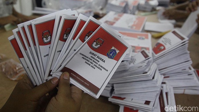 Petugas melipat surat suara di gudang logistik Komisi Pemilihan Umum (KPU) Jakarta Pusat, Kemayoran, Rabu (23/10/2024).