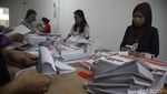 Melihat Sibuknya Petugas Pelipatan Surat Suara Pilkada Jakarta