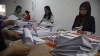 Petugas melipat surat suara di gudang logistik Komisi Pemilihan Umum (KPU) Jakarta Pusat, Kemayoran, Rabu (23/10/2024).