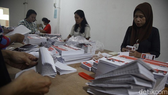 Hari Kedua Melipat Kertas Suara Pilkada Jakarta Petugas melipat surat suara di gudang logistik Komisi Pemilihan Umum (KPU) Jakarta Pusat, Kemayoran, Rabu (23/10/2024).