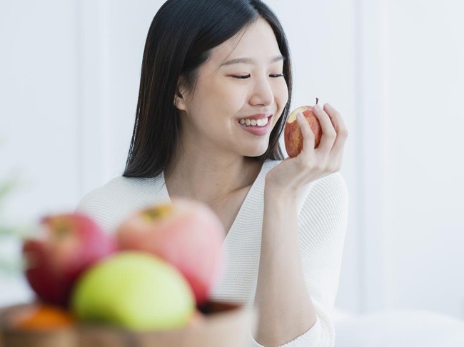 Ilustrasi Makan Buah