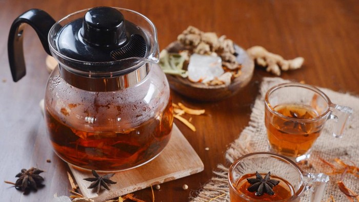 Wedang uwuh is a Javanese herbal beverage made with ginger, cloves or clove sticks, clove leaves, dried cinnamon, dry nutmeg, secang wood shavings, and cardamom. It also contains lump sugar or honey.