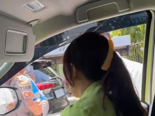 Istri Ipda Rudy Soik, Welinda Wonlele, dicegat anggota provos saat hendak ke kantor di Kupang, Selasa (22/10/2024).