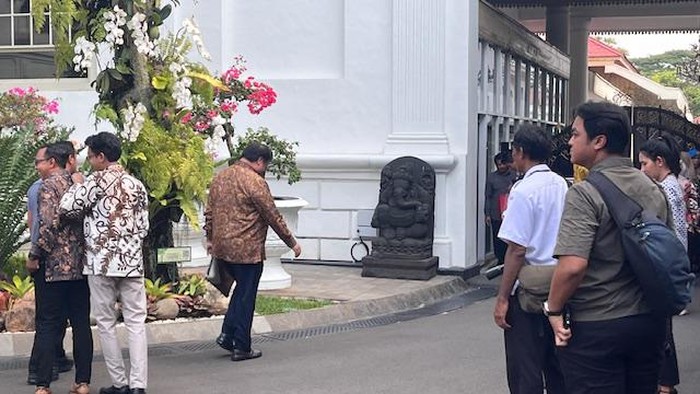 Presiden Prabowo Subianto menggelar sidang kabinet perdana Kabinet Merah Puti di Istana Negara, Jakarta. Sejumlah menteri mulai berdatangan ke Istana Negara, Rabu (23/10/2024).