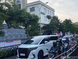 Ada Kirab Maskot Pilkada Serentak 2024, Lalu Lintas Jalan Tunjungan Macet