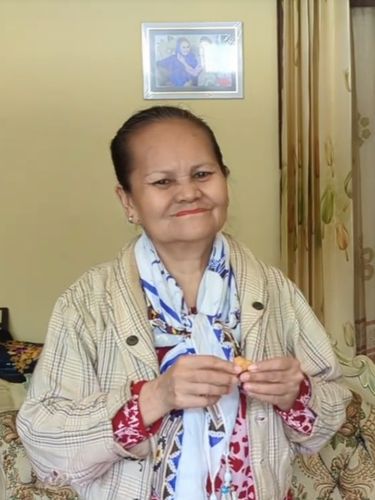 Kabar terbaru Tiko dan bu Eny. Pria bernama Tiko ini sempat membuat heboh warganet karena merawat ibunya yang mengalami kesehatan mental seorang diri di rumah. Kini bu Eny sudah mulai pulih dan kegiatan sehari-hari.