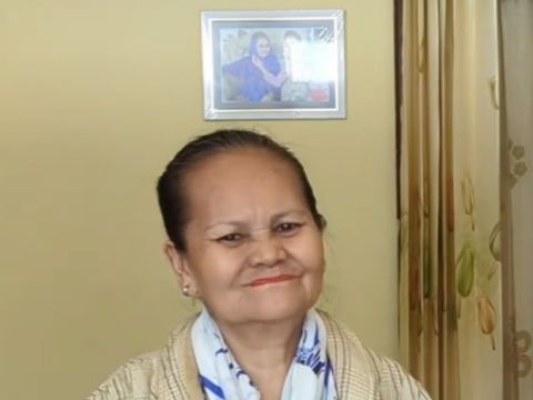 Kabar terbaru Tiko dan bu Eny. Pria bernama Tiko ini sempat membuat heboh warganet karena merawat ibunya yang mengalami kesehatan mental seorang diri di rumah. Kini bu Eny sudah mulai pulih dan kegiatan sehari-hari.