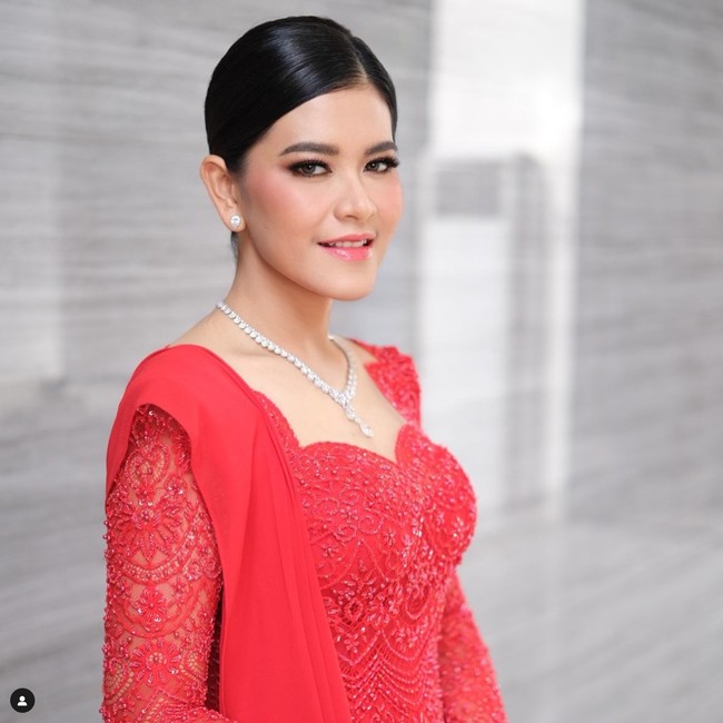 Meski tampil serupa dalam warna, Kahiyang memilih menambahkan elemen budaya Batak dengan menggunakan selendang ulos yang menghiasi pundaknya. Foto: Dok. Instagram