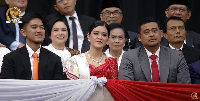 Aksesori berlian juga menjadi sorotan dalam penampilan Kahiyang. Kalung berlian glamour menghiasi lehernya, serasi dengan anting solitaire berliannya. Foto: Dok. YouTube