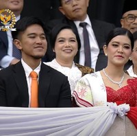 Aksesori berlian juga menjadi sorotan dalam penampilan Kahiyang. Kalung berlian glamour menghiasi lehernya, serasi dengan anting solitaire berliannya. Foto: Dok. YouTube