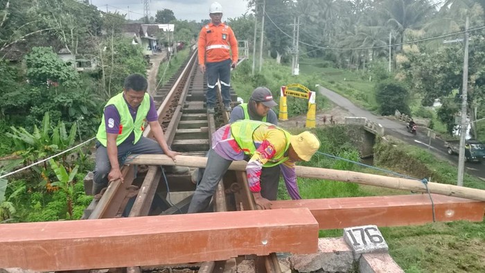 KAI ganti bantalan rel dari bahan kayu menjadi sintetis dengan alasan berkelanjutan.