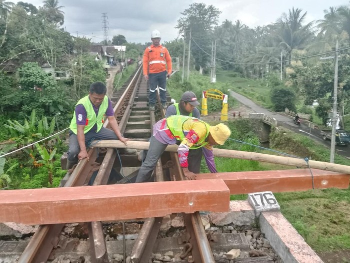 KAI ganti bantalan rel dari bahan kayu menjadi sintetis dengan alasan berkelanjutan.
