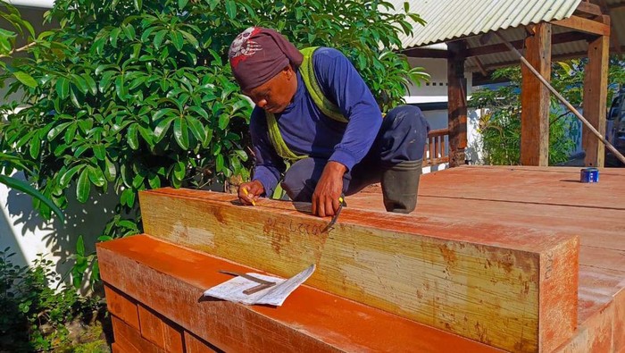 KAI mulai mengganti bantalan rel kereta api yang sebelumnya dari bahan kayu menjadi bahan sintetis. Begini potretnya.