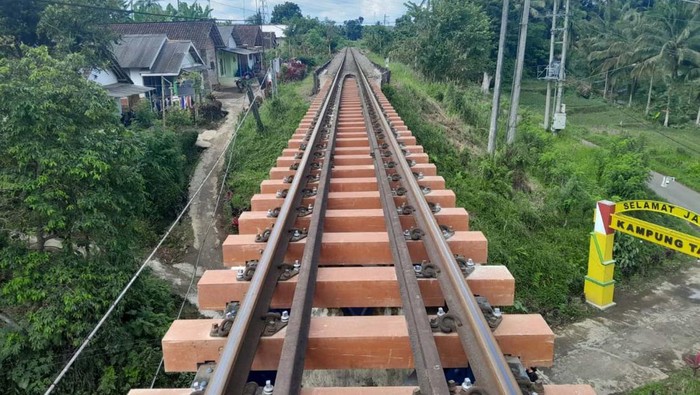 KAI Punya Bantalan Rel Kereta Baru, Pakai Bahan Sintetis! KAI mulai mengganti bantalan rel kereta api yang sebelumnya dari bahan kayu menjadi bahan sintetis. Begini potretnya.