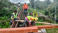 KAI selalu berkomitmen untuk mendukung keberlanjutan lingkungan melalui pemanfaatan teknologi dalam kinerja operasionalnya. Salah satu langkah nyata yang telah dilakukan adalah penggantian komponen prasarana kereta api khususnya pada kontruksi rel di jembatan baja yang sebelumnya menggunakan bantalan dari bahan kayu menjadi bahan sintetis.  